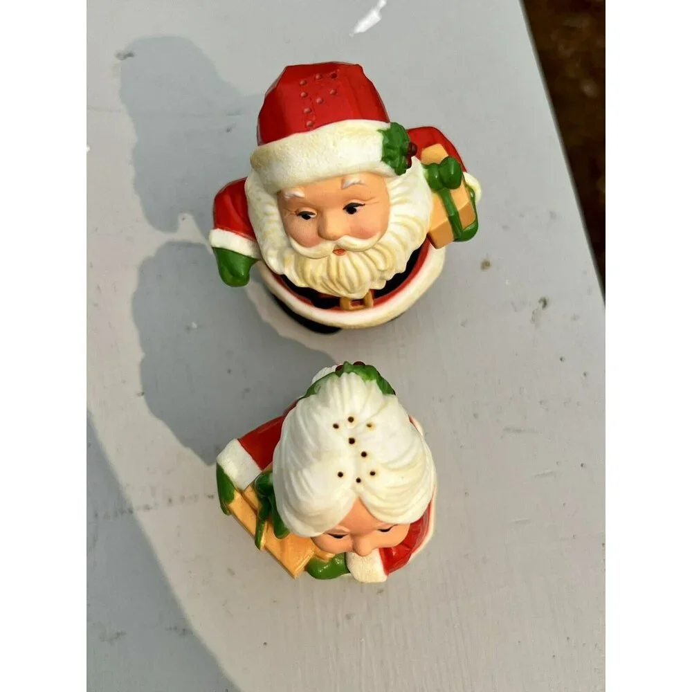 Santa and Mrs Claus Salt and Pepper Shakers‎ 3